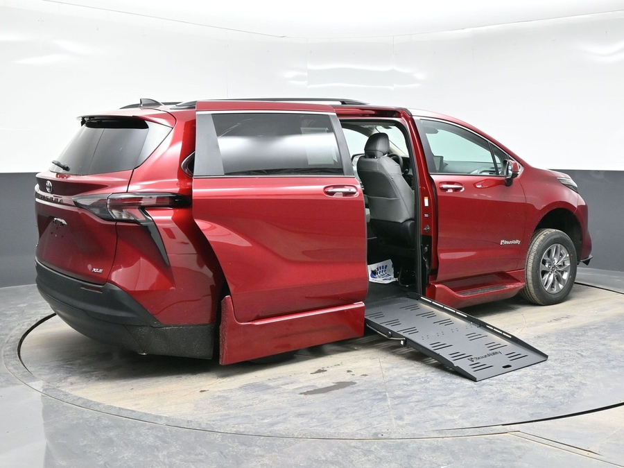 New 2026 Toyota Sienna Hybrid XLE Base - BraunAbility Side Entry Entry Fold Out Automatic Ramp