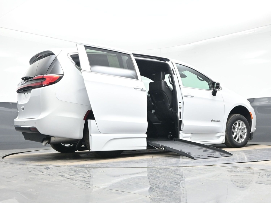 New 2026 Chrysler Pacifica Select Safety - BraunAbility Side Entry Entry Fold Out Automatic Ramp