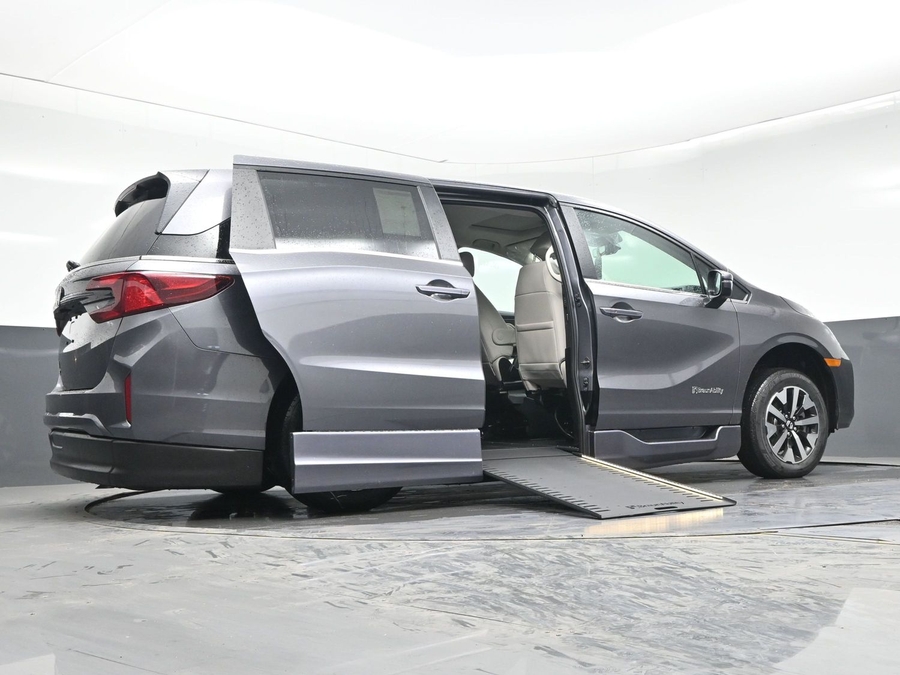 Grey Honda Odyssey image number 18
