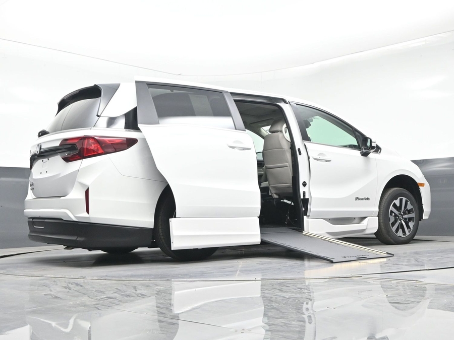 White Honda Odyssey image number 14