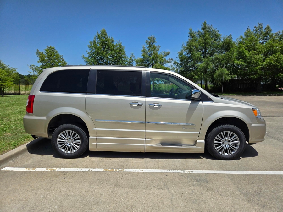 Used 2014 Chrysler Town and Country Touring-L - BraunAbility Side Entry Fold Out Automatic Ramp