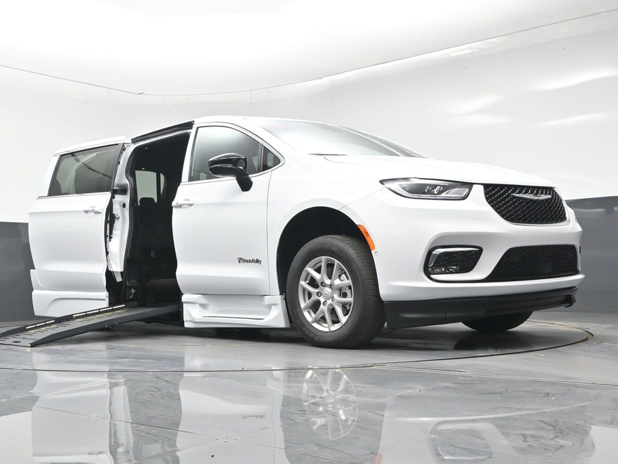 White Chrysler Pacifica image number 15