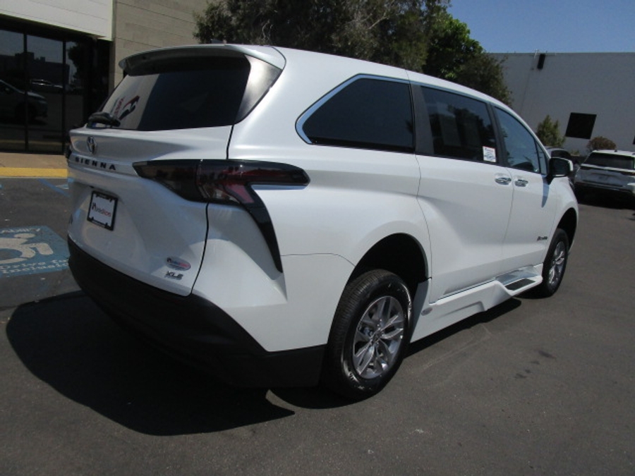 New 2025 Toyota Sienna Hybrid XLE Base - BraunAbility Side Entry Entry Fold Out Automatic Ramp