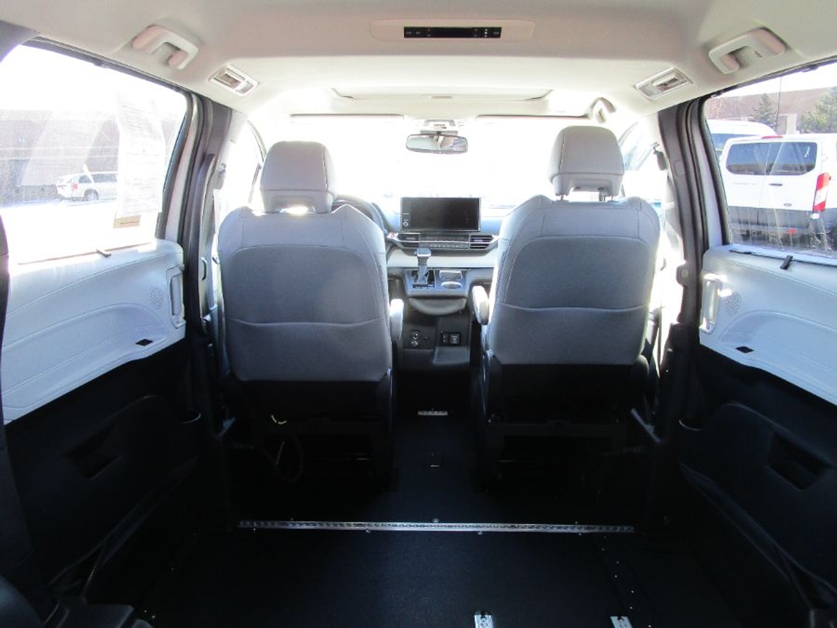 Silver Toyota Sienna image number 8