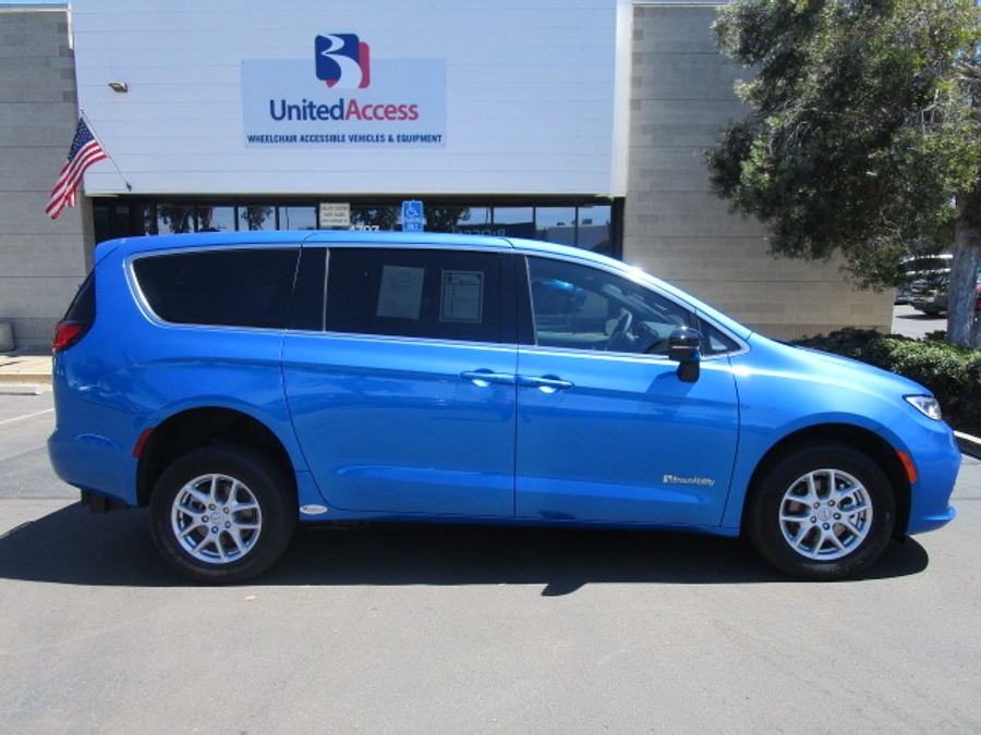 New 2026 Chrysler Pacifica Select Safety - BraunAbility Rear Entry Entry Fold Out Manual Ramp