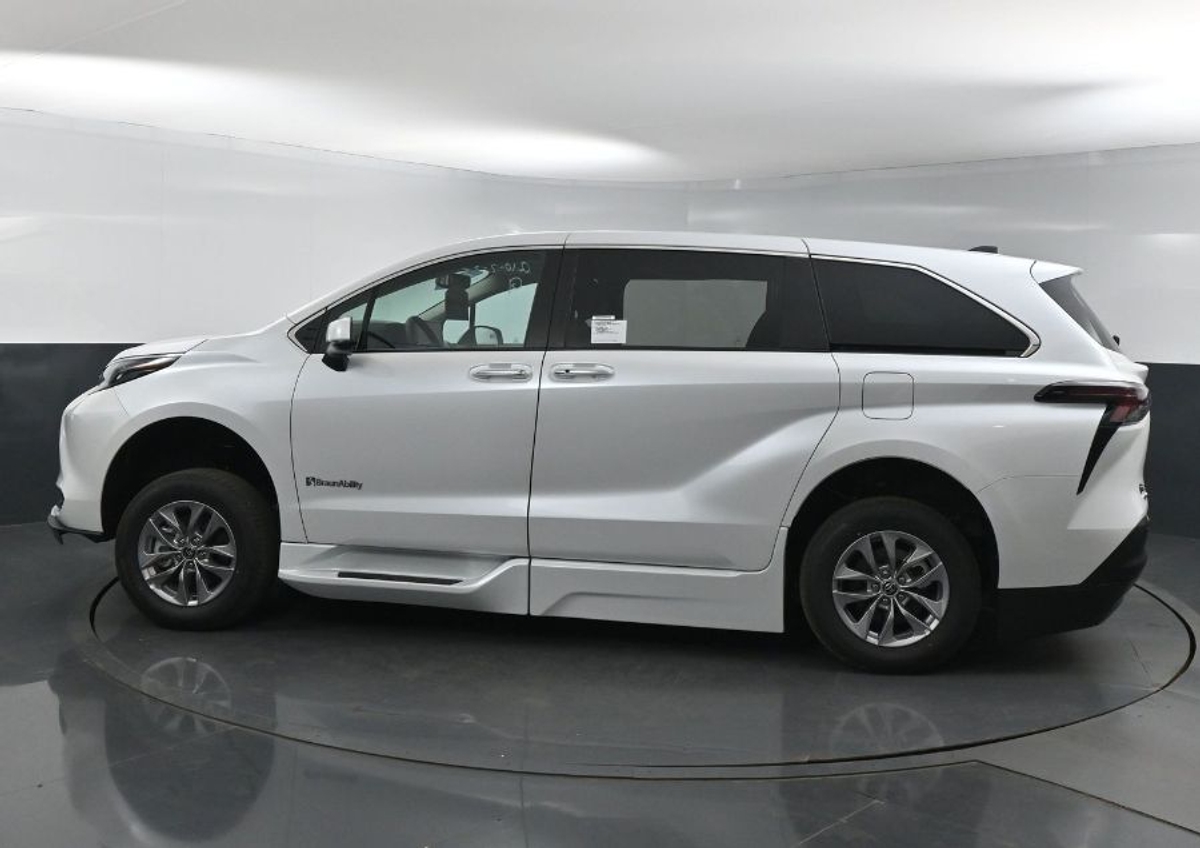 2025 TOYOTA SIENNA - Image 5