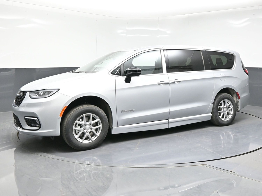 2026 Chrysler Pacifica's photo