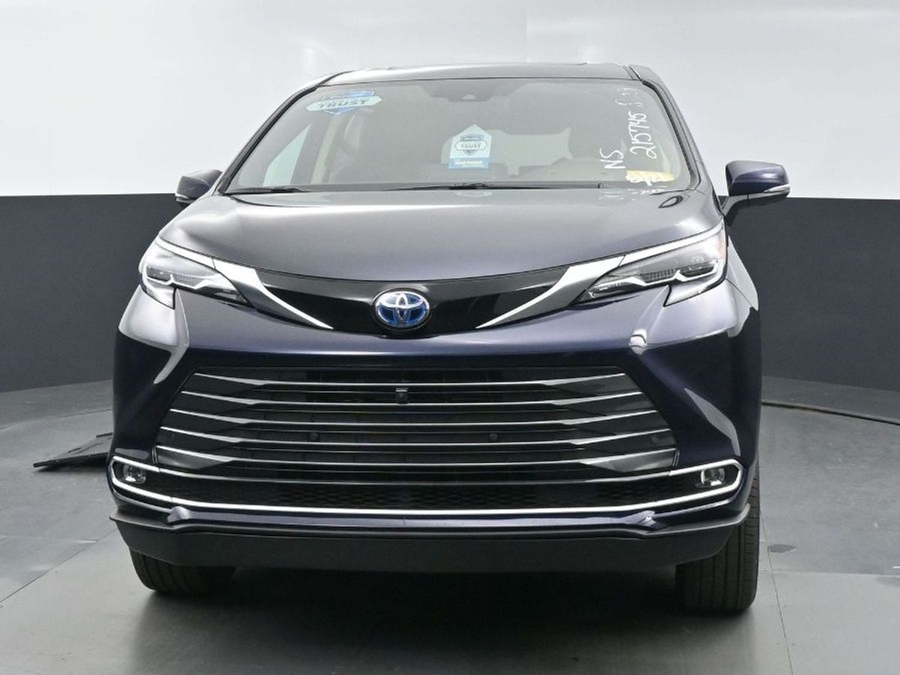 Blue Toyota Sienna image number 1