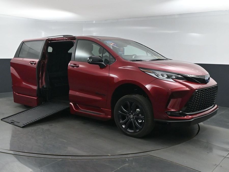 New 2025 Toyota Sienna Hybrid XSE Sport - BraunAbility Side Entry Entry In Floor Automatic Ramp