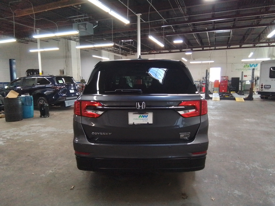 Grey Honda Odyssey image number 5