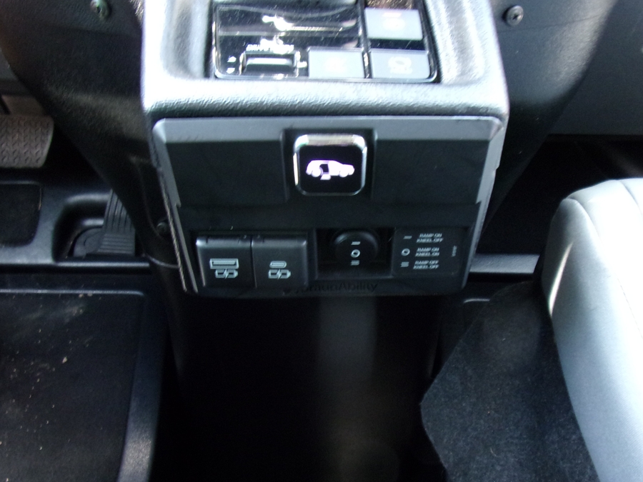 2023 Toyota Sienna XLE - Photo 13