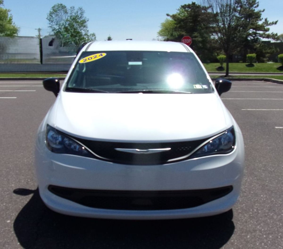 White Chrysler Voyager image number 1