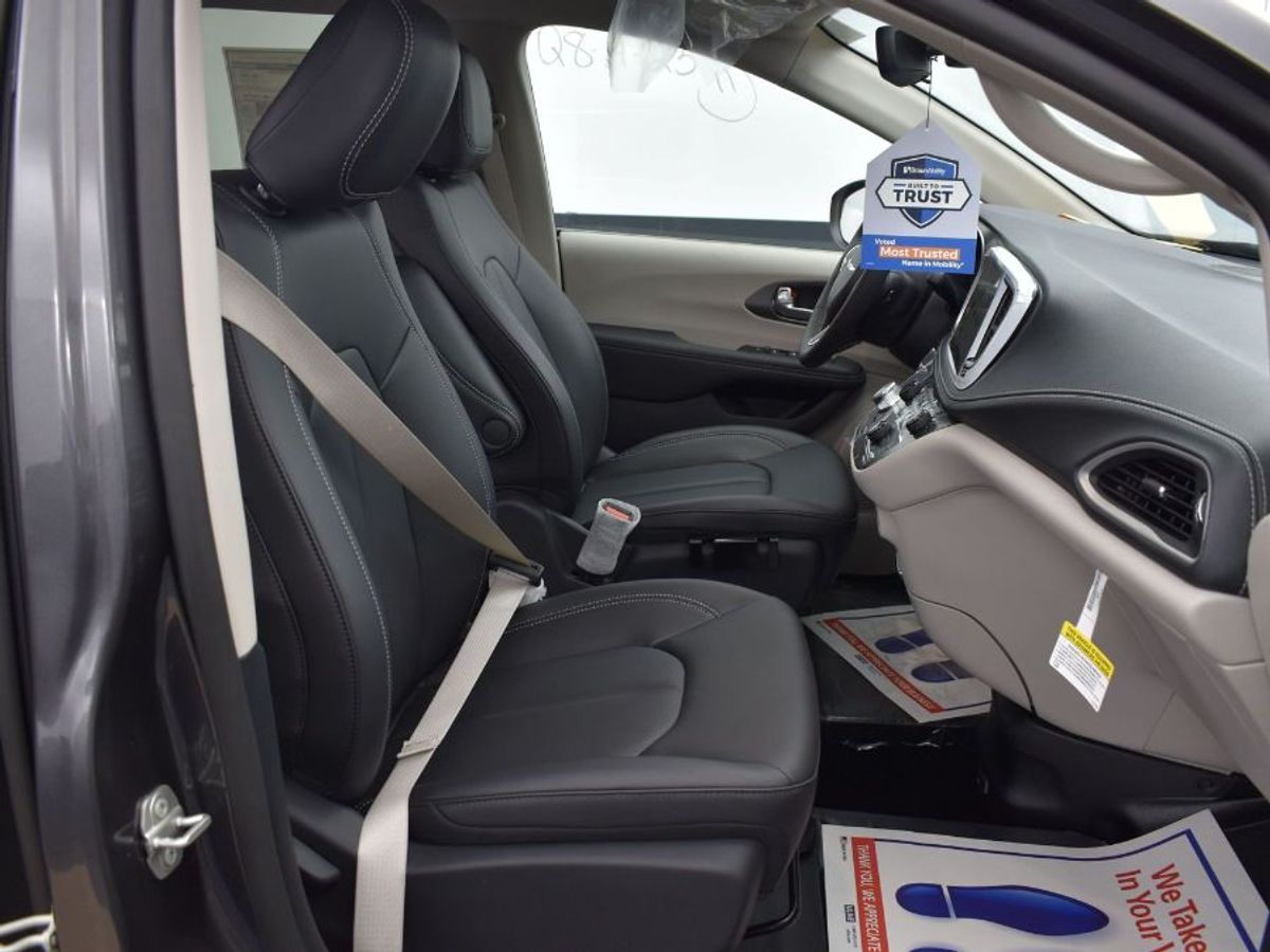 Grey Chrysler Pacifica image number 1