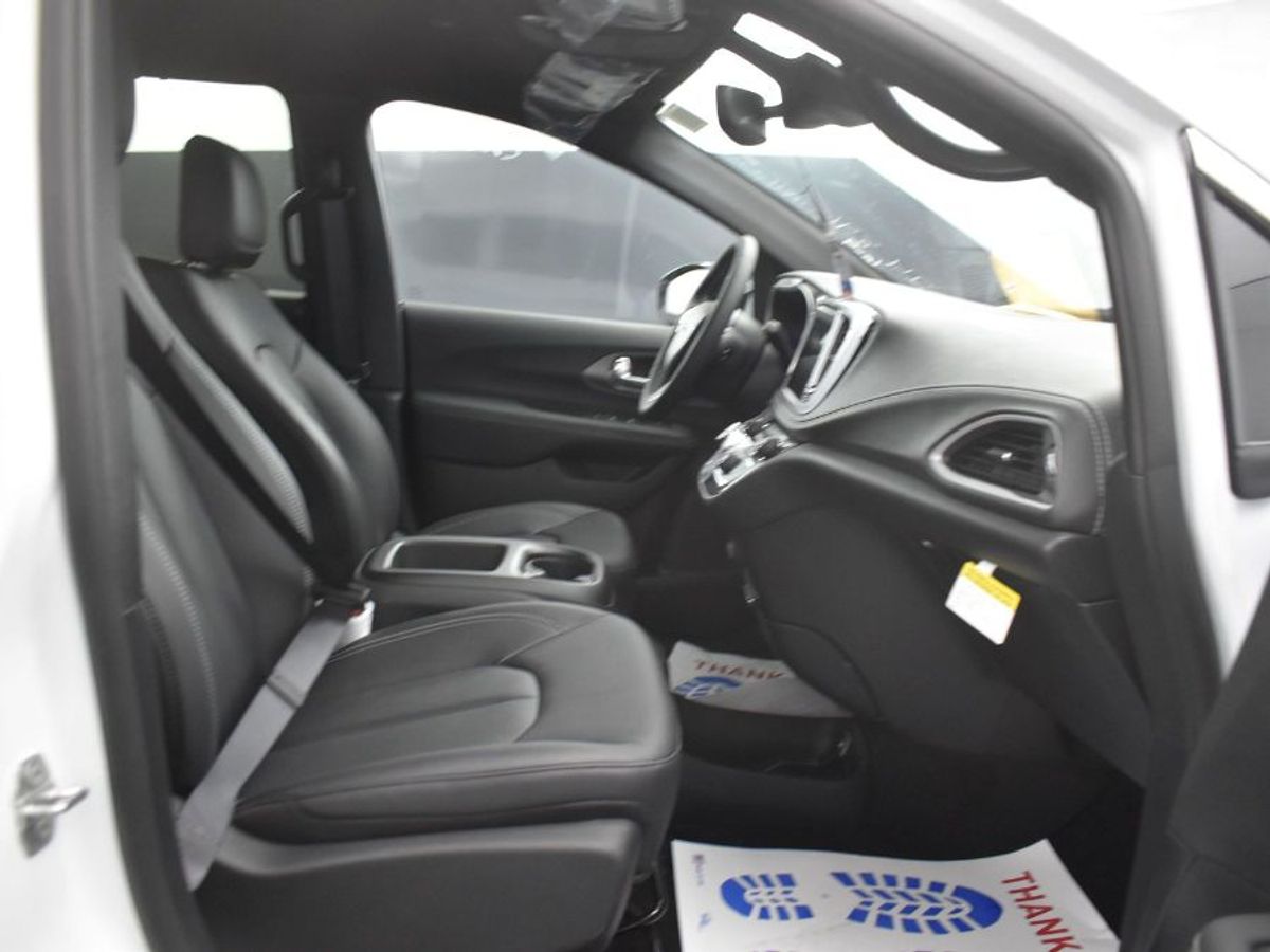 White Chrysler Pacifica image number 1
