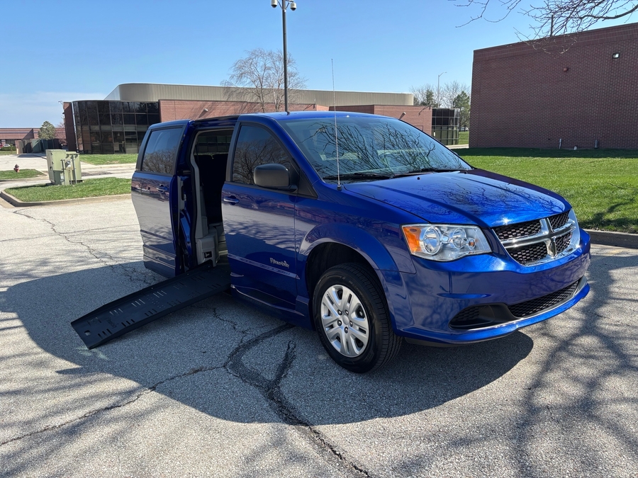 Used 2018 Dodge Grand Caravan SE -  Side Entry Entry Fold Out Automatic Ramp