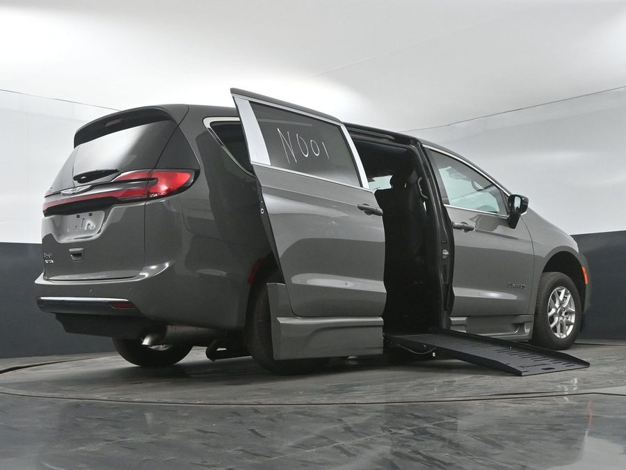 New 2025 Chrysler Pacifica Select Safety - BraunAbility Side Entry Entry Fold Out Automatic Ramp