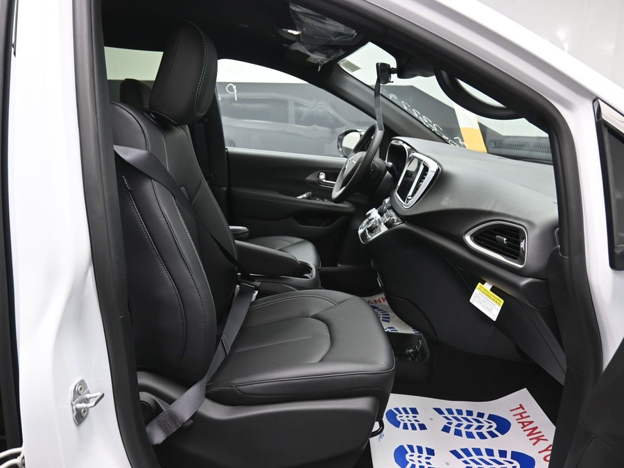 White Chrysler Voyager image number 13