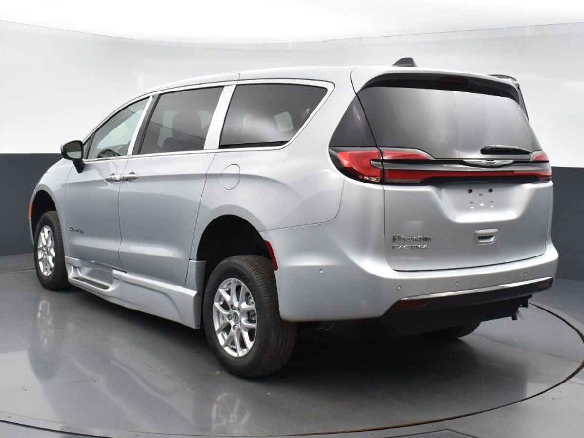 Silver Chrysler Pacifica image number 21