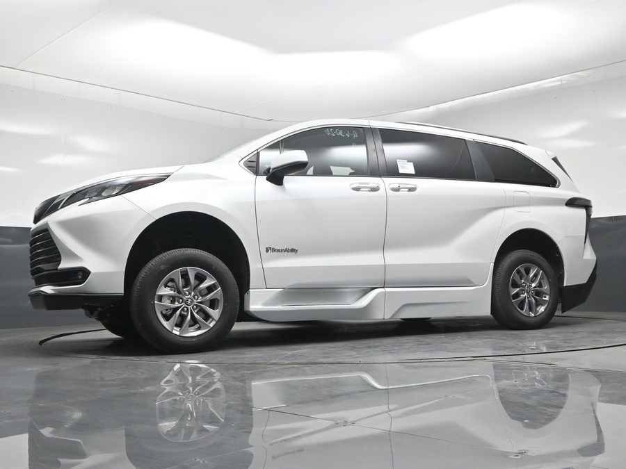 White Toyota Sienna image number 18