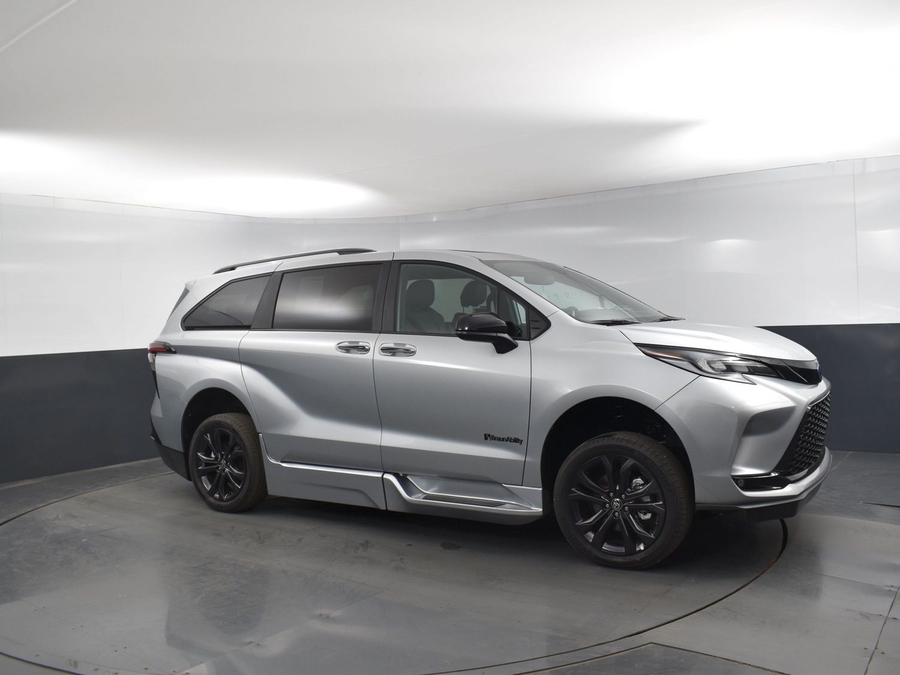 New 2025 Toyota Sienna Hybrid XSE - BraunAbility Side Entry Entry In Floor Automatic Ramp