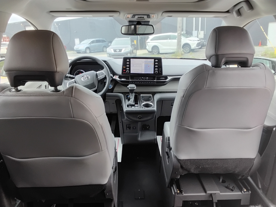Silver Toyota Sienna image number 8