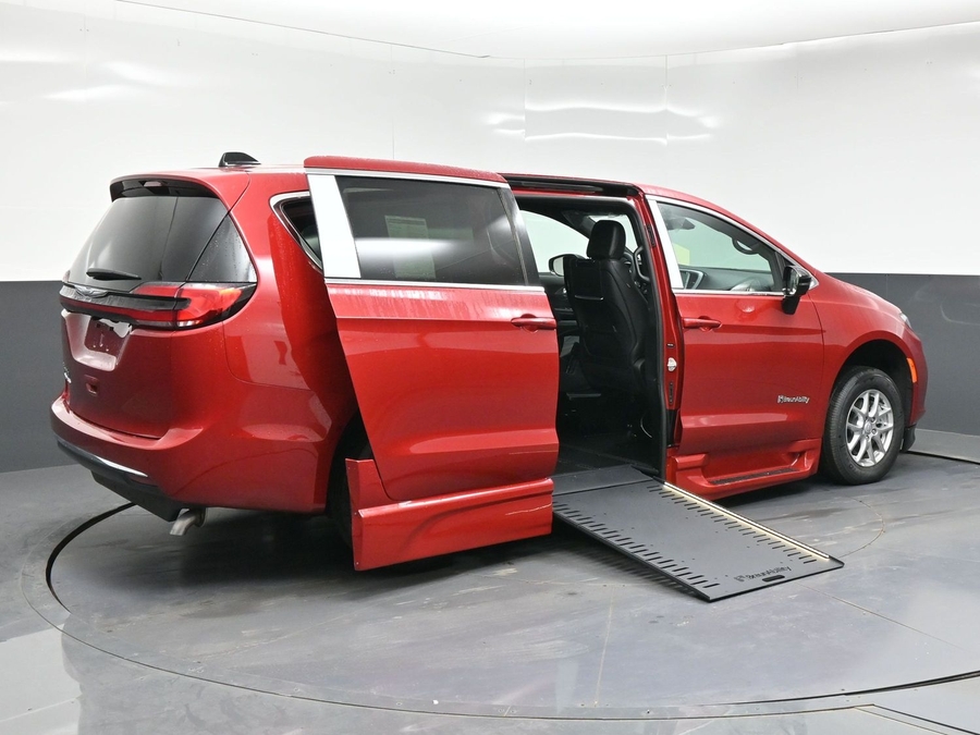 New 2026 Chrysler Pacifica Select Plus - BraunAbility Side Entry In Floor Automatic Ramp
