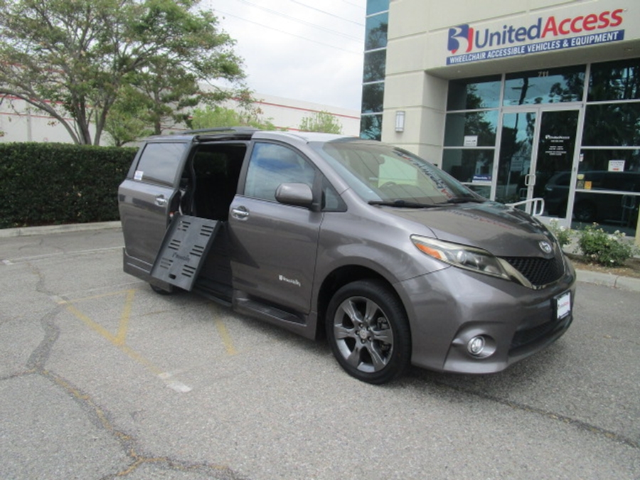 Used 2016 Toyota Sienna SE - BraunAbility Side Entry Entry Fold Out Automatic Ramp