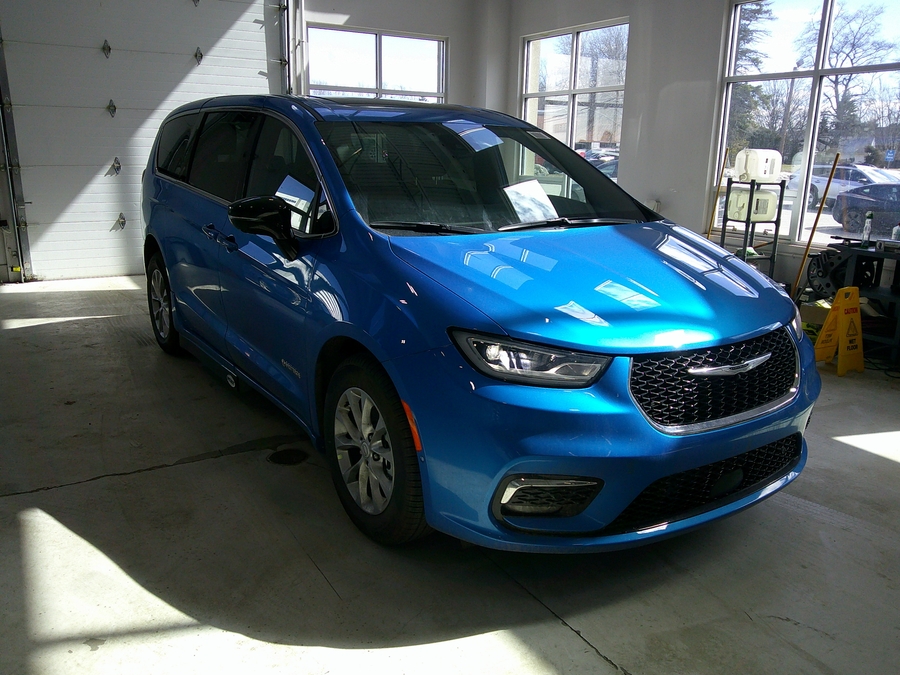 Blue Chrysler Pacifica image number 3