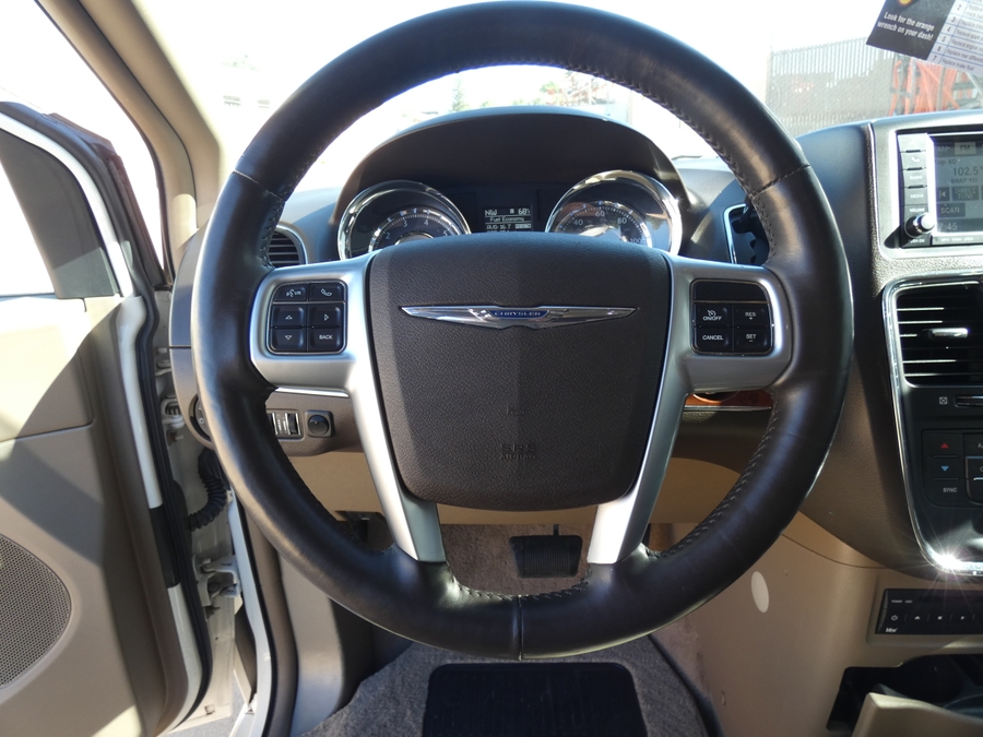  Chrysler Town and Country with Side Entry Automatic Fold Out ramp
