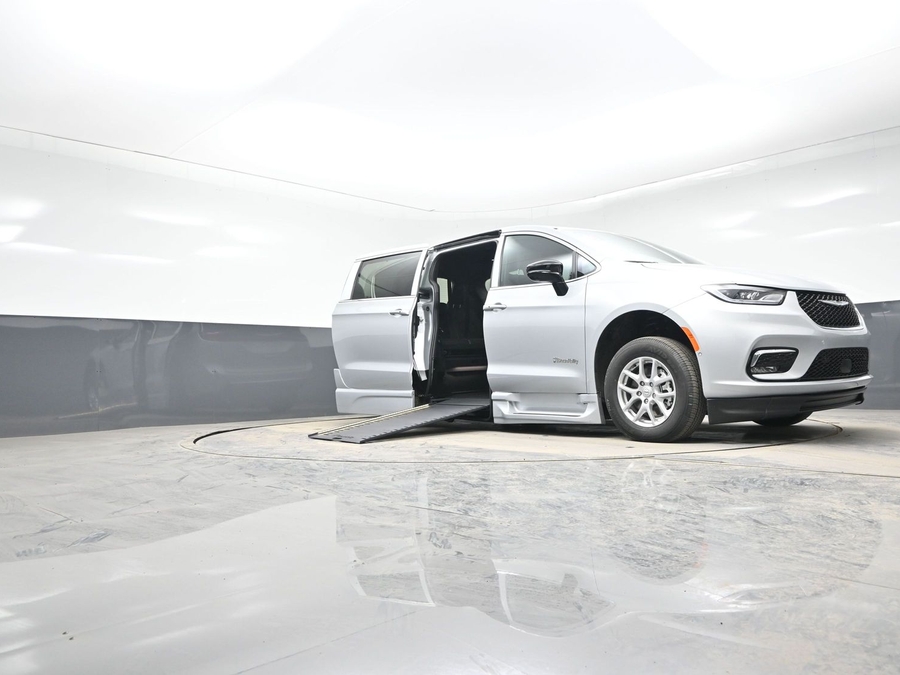 New 2026 Chrysler Pacifica Select Plus - BraunAbility Side Entry Entry In Floor Automatic Ramp
