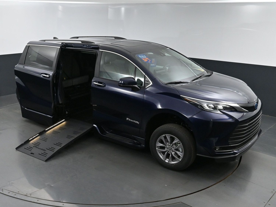 New 2025 Toyota Sienna Hybrid XLE Plus - BraunAbility Side Entry Entry Fold Out Automatic Ramp
