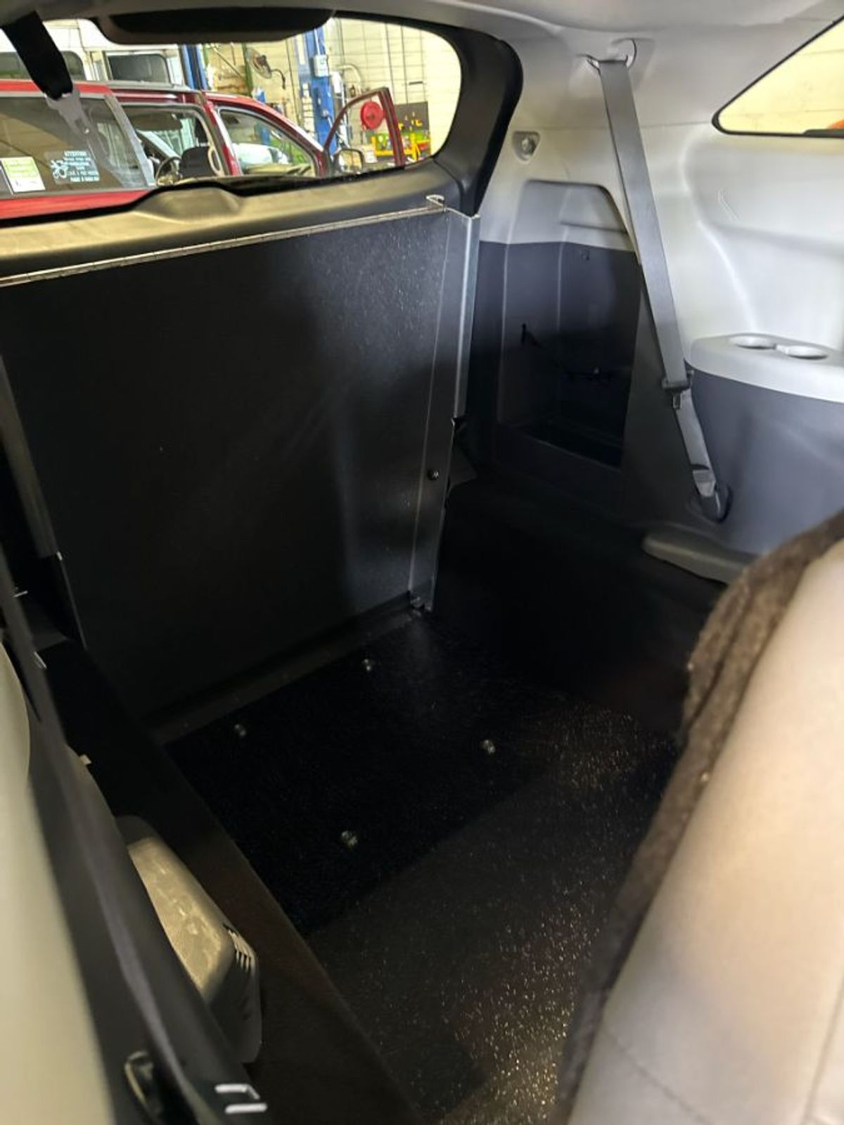 Silver Toyota Sienna image number 18