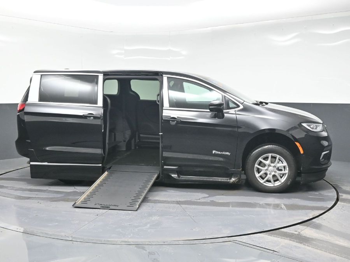 Black Chrysler Pacifica image number 7