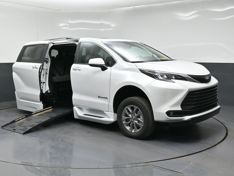 New 2026 Toyota Sienna Hybrid XLE Base - BraunAbility Side Entry Fold Out Automatic Ramp