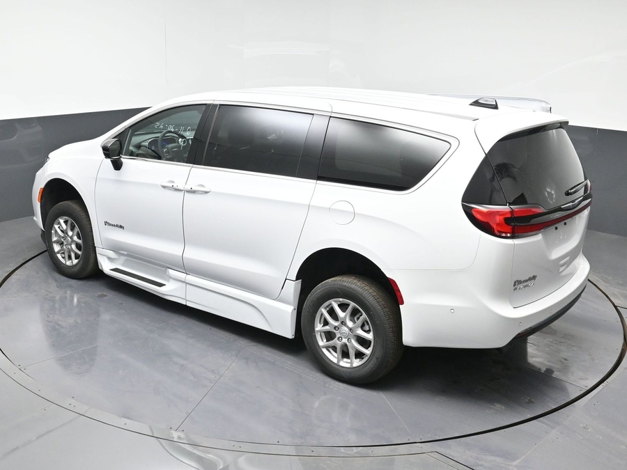 New 2025 Chrysler Pacifica Select Safety - BraunAbility Side Entry Entry In Floor Automatic Ramp
