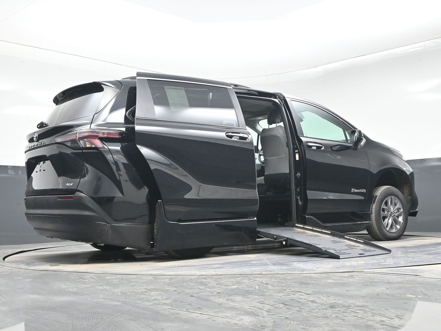 Imagen de la Toyota Sienna negra número 21
