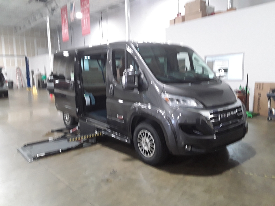 Ram ProMaster gris con rampa plegable automática de entrada lateral