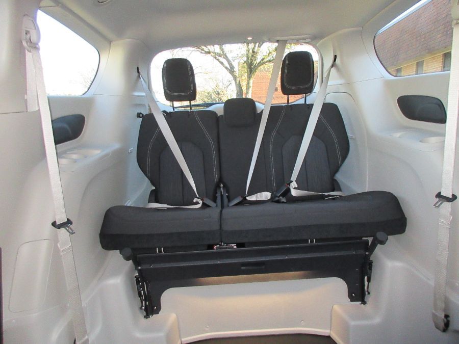 White Chrysler Voyager image number 12