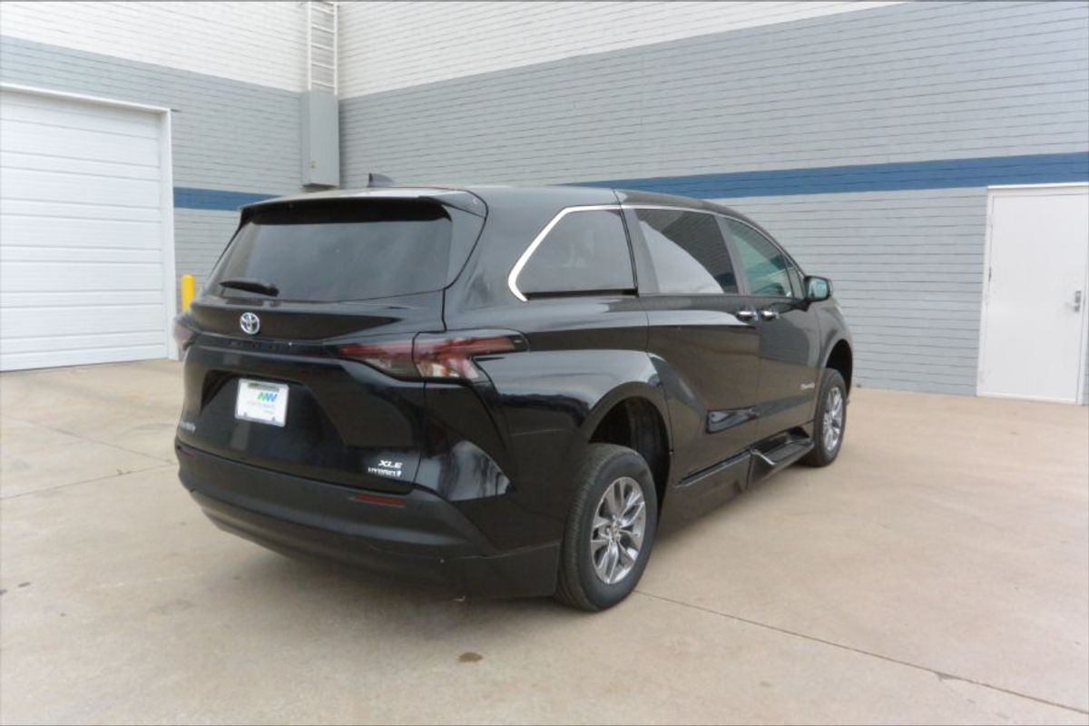 Black Toyota Sienna image number 11