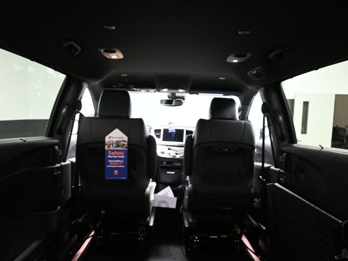 Black Chrysler Pacifica image number 13