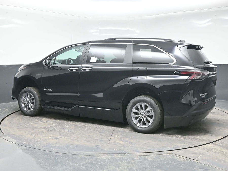 Black Toyota Sienna image number 9