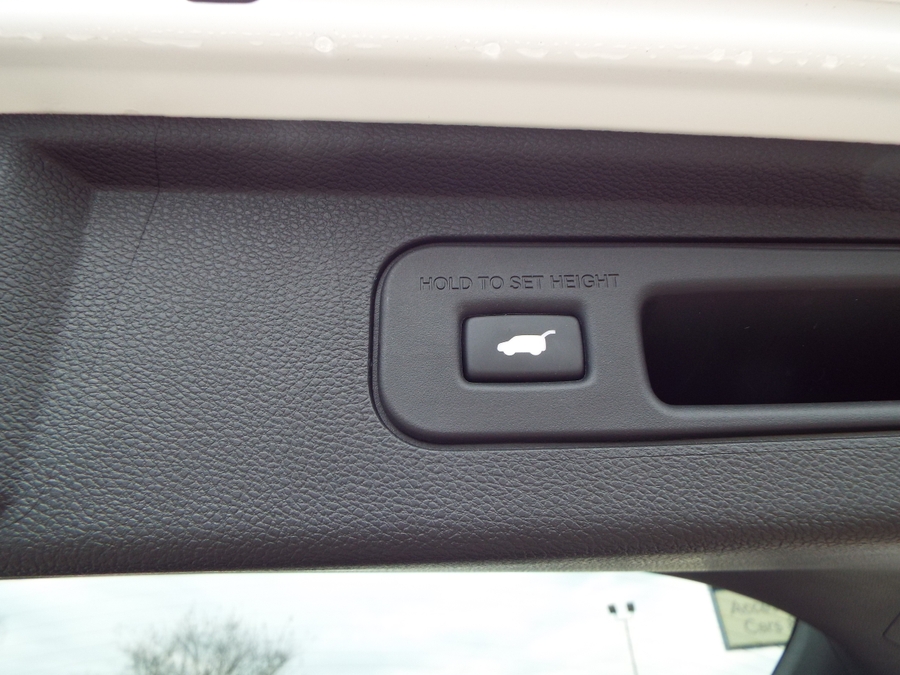 White Honda Odyssey image number 30