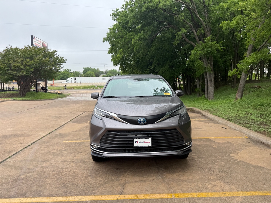 Used 2021 Toyota Sienna Hybrid XLE - BraunAbility Side Entry Entry Fold Out Automatic Ramp