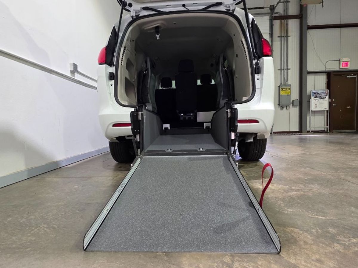 White Chrysler Voyager image number 9