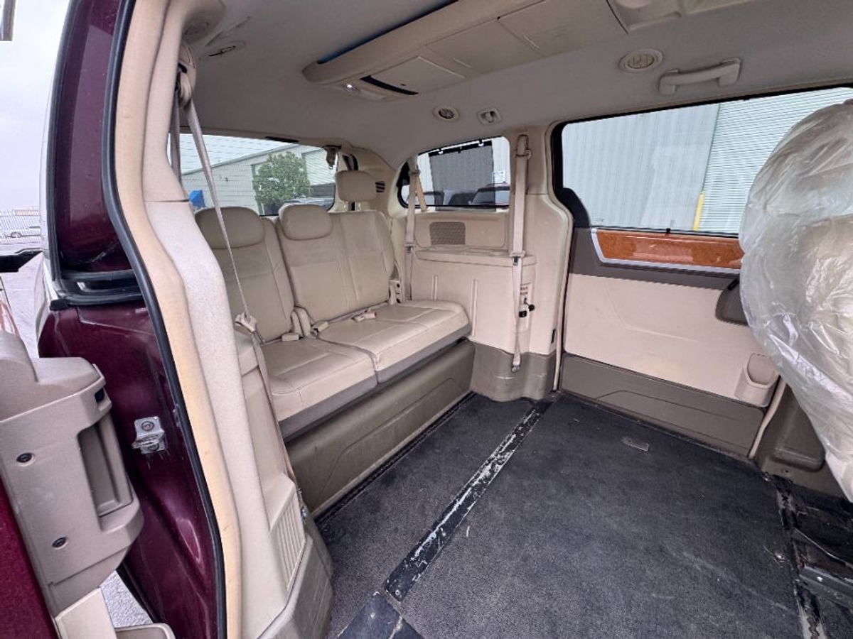 2009 CHRYSLER TOWN AND COUNTRY - Image 2