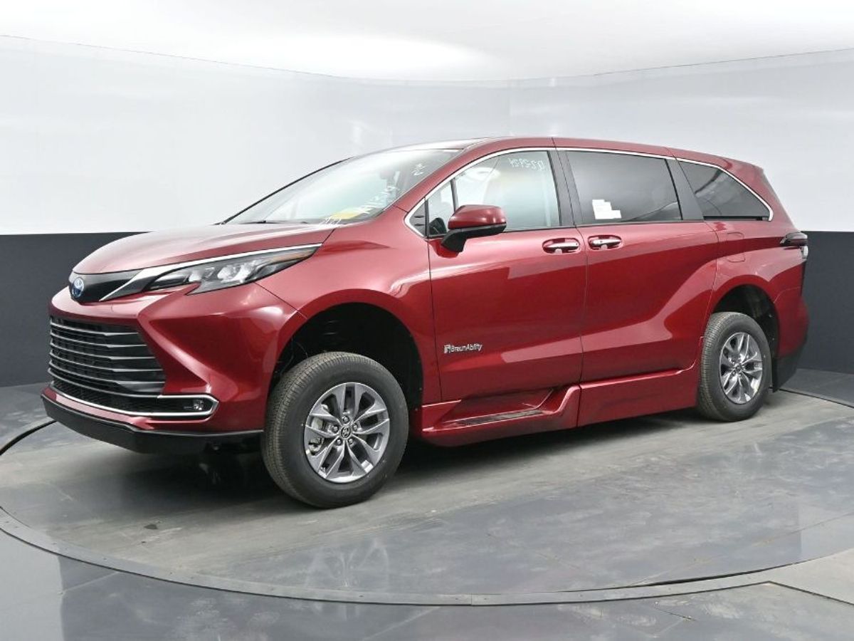 Red Toyota Sienna image number 22