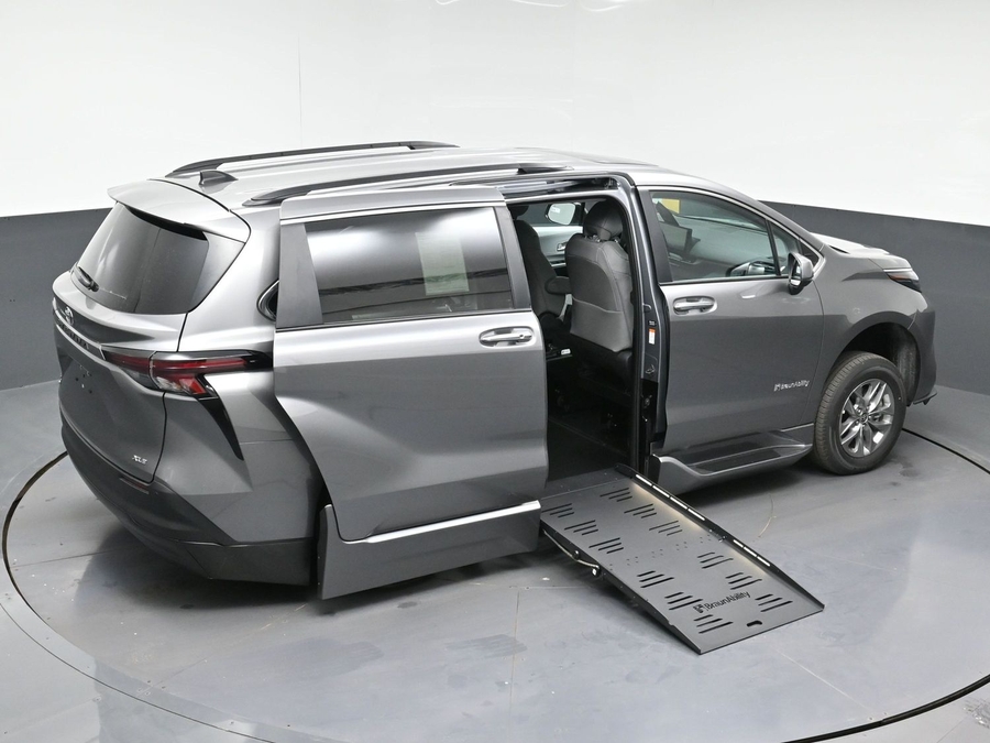 New 2026 Toyota Sienna Hybrid XLE Add - BraunAbility Side Entry Fold Out Automatic Ramp