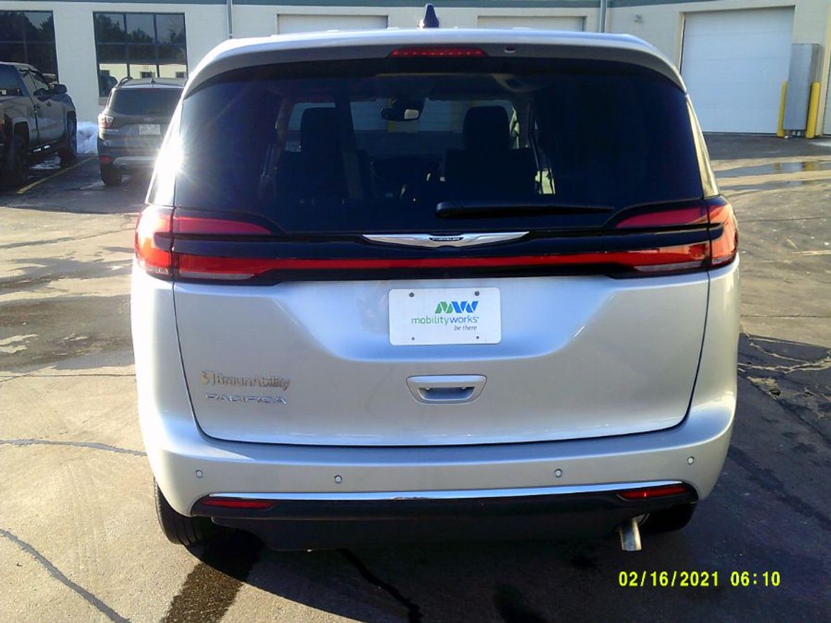 Silver Chrysler Pacifica image number 6