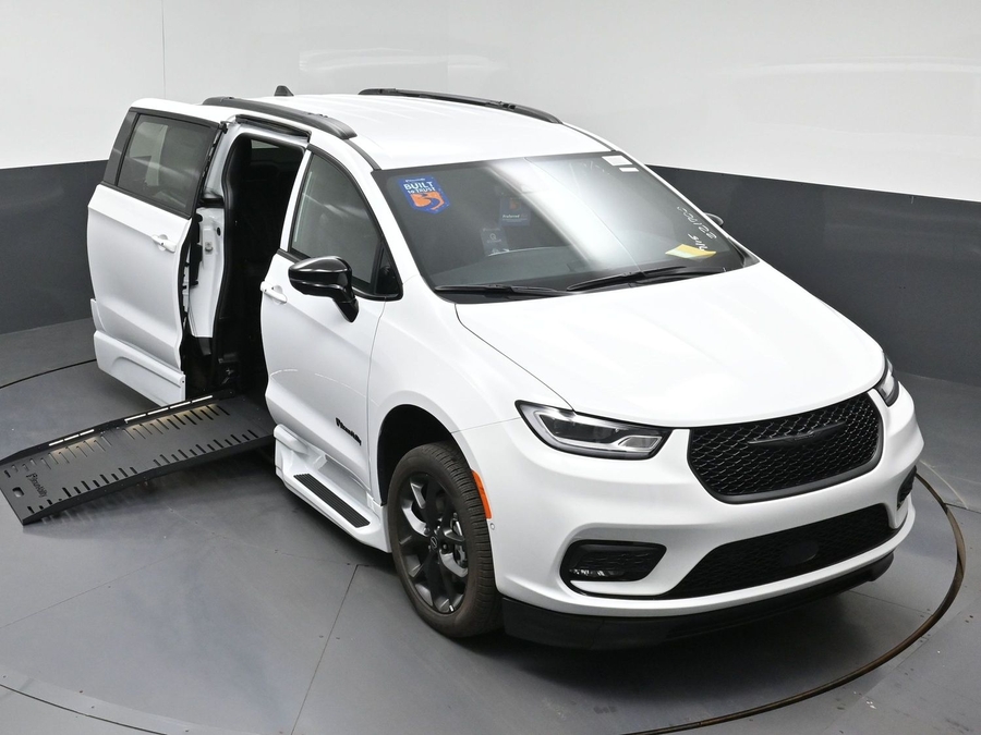 New 2026 Chrysler Pacifica Select Sport - BraunAbility Side Entry Fold Out Automatic Ramp