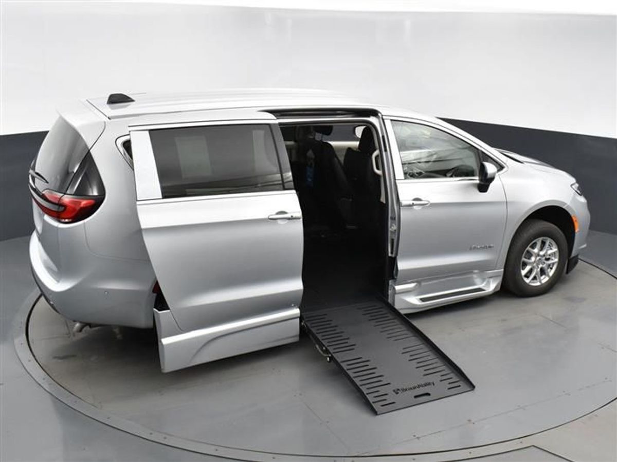 2023 CHRYSLER PACIFICA - Image 11